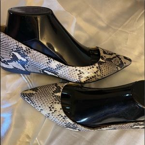 Great flat. Can dress up or down. Cushioned insoles.